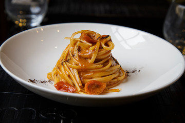 Spaghetti al pomodoro e tartufo spolverato sopra