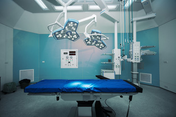 background of hospital empty operation room with surgery bed and surgery light - obrazy, fototapety, plakaty