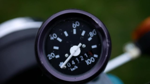 a shot from high to low, from out focus to in focus from a tempo meter of a Simon s51. Bike