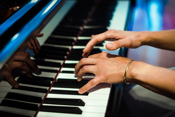 Obraz premium pianist hands on the background of the piano keys