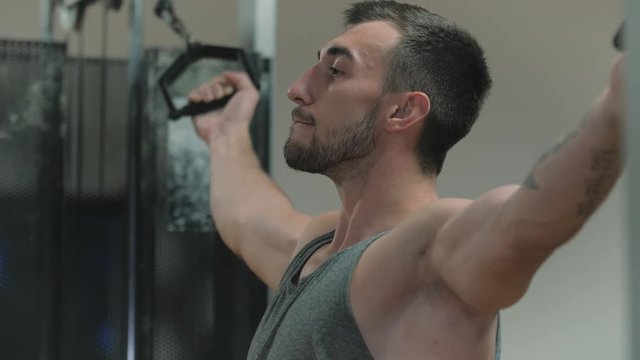 - Male workout in the gym
- 4K 60fps normal speed