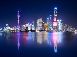 Fototapeta na wymiar shanghai skyline and beautiful reflections