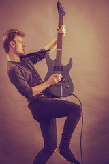 Obraz premium Man playing on electric guitar