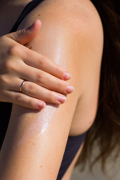 girl smears sunscreen
