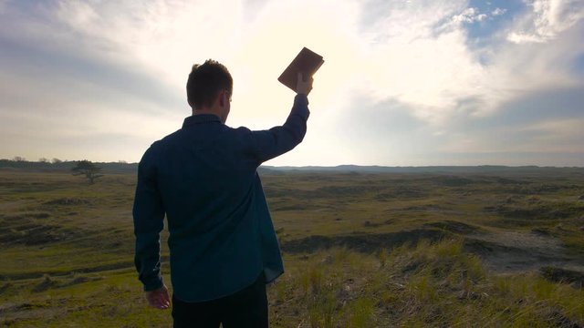 A preacher envisions preaching in front of thousands of people.