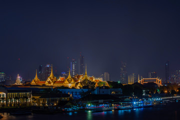 Fototapeta na wymiar The beauty of the Golden palaces and phra keaw Temple ,The Chao Phraya River at night in Bangkok, Thailand.