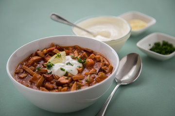 Typische DDR Soljanka Suppe in Schale mit Schmand und Zitrone