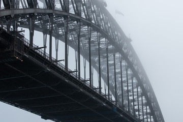 Obraz premium Close-up view of Sydney Harbour Bridge in a foggy morning.