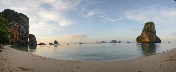 Playa de Phra Nang - Ao Phra Nang Beach con islas de piedra caliza (Koh Rang Nok y Koh Rang...