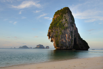 Playa de Phra Nang - Ao Phra Nang Beach con islas de piedra caliza (Koh Rang Nok y Koh Rang...