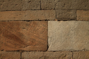 Kunstvolle Außenmauer der berühmten romanischen Kirche Santa Maria des Tiglio in Gravedona