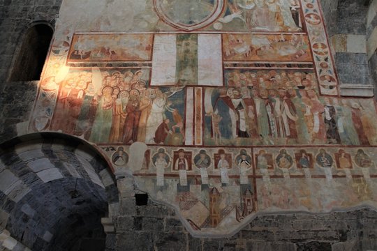 Berühmte Fresken in der Kirche Santa Maria des Tiglio in Gravedona