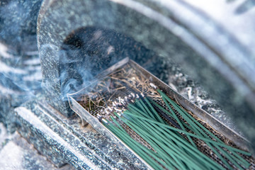 墓前の線香 お墓まいりイメージ