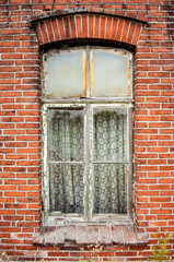Fototapeta na wymiar Altes Fenster mit Forhängen
