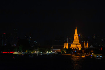 Obraz premium Wat Arun at night with gold and is the oldest temple of the Chao Phraya River. in Bangkok Thailand.