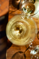Calice di vino bianco visto dall'alto, fuoco selettivo, texture © Studio Gi