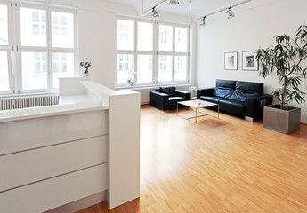 Empfangstresen mit Wartebereich