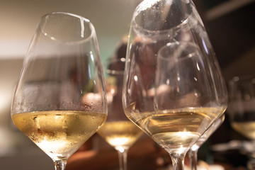 Calici con champagne per brindisi di capodanno, fuoco selettivo