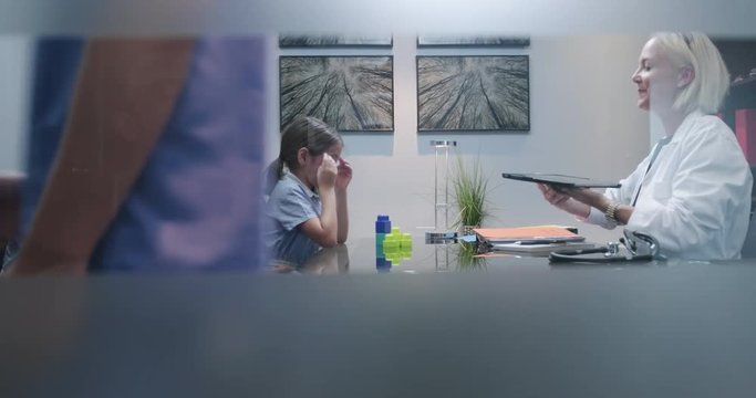 Pediatrician Talks To Family About Their Daughter&acute;s Health Slow Motion