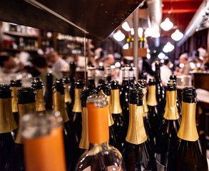 Bottiglie di vino senza tappo al bar, fuoco selettivo