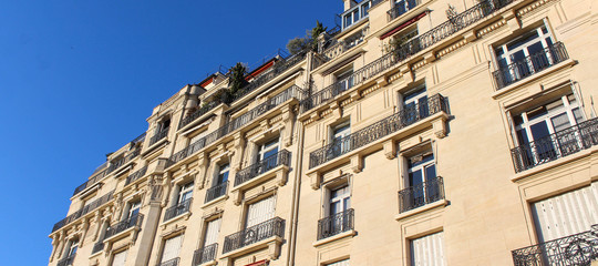Fototapeta na wymiar Paris / Façade d'immeuble haussmannien 