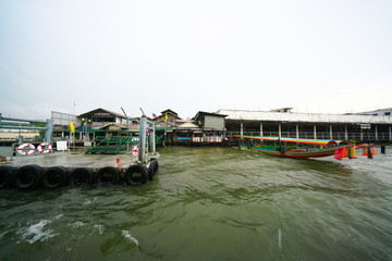 Obraz premium Bangkok,Thailand-December 8, 2018: Tha Tian Ferry Boat Pier at Chao Phraya river in Bangkok, Thailand 