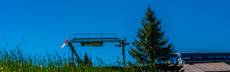 Bergbahn mit Windsack 
