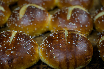 Frisch gebackene Laugenbrötchen auf dem Blech in Backstube - Variante 5