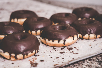 Donuts mit Schokolade beim Bäcker in der Auslage