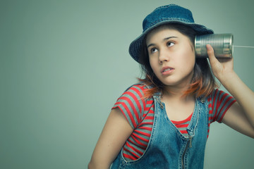 Naklejka premium girl holding a can with a cord