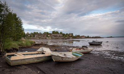 Fototapeta na wymiar miserable old boats on the shore