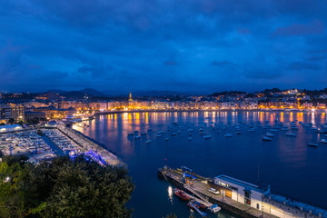 Fototapeta na wymiar Blue hour at La Concha (Kontxa) bay at Donostia-San Sebastian, Basque Country.