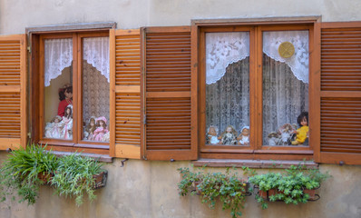 Obraz premium windows with dolls on the windowsill