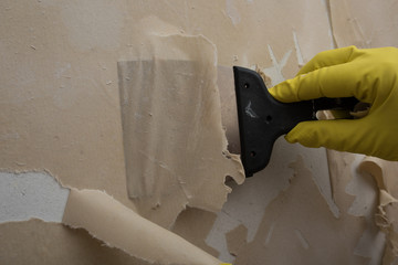 Cleaning the wall from old wallpaper