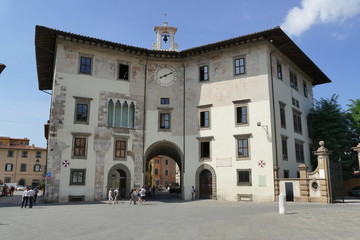 Fototapeta na wymiar Pisa - palazzo dell'orologio in piazza dei Cavalieri 