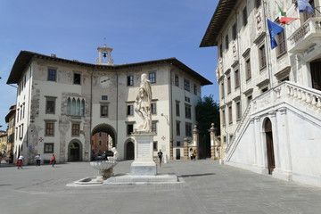 Fototapeta na wymiar Pisa - statua di Cosimo I de' Medici in piazza dei Cavalieri 
