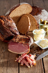 Bauernschinken auf Holzbrett