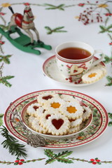 Weihnachtsplätzchen Spitzbuben am Weihnachtsgeschirr