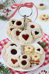 Weihnachtsplätzchen auf einer Etagere Weihnachtsbäkerei