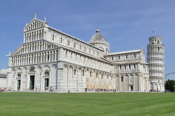 Fototapeta premium Pisa - Duomo di Santa Maria Assunta e Torre pendente in piazza dei Miracoli 