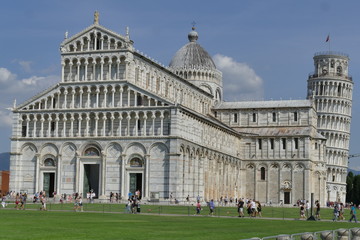 Pisa - Duomo di Santa Maria Assunta e Torre pendente in piazza dei Miracoli  