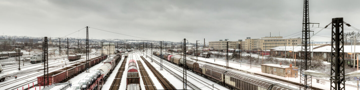 Panorama von einem Güterbahnhof im Winter
