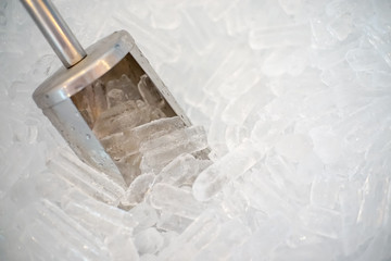 Fototapeta na wymiar Top view of Stainless steel bar ice scoop in Ice bucket.