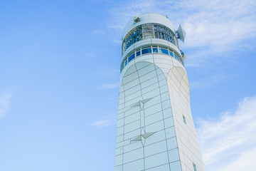 横浜港シンボルタワーの階段と青空