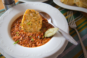 Linsen mit Speck und Semmelknödel