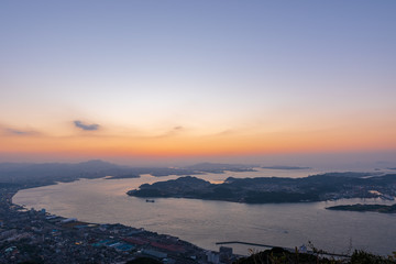関門海峡と地方都市の夕暮れ