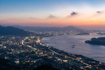 Fototapeta premium 関門海峡と地方都市の夕暮れ