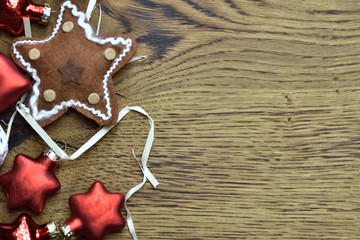 bombki  gwiazdka bożonarodzeniowa na drewnianym stole, widok z g&oacute;ry