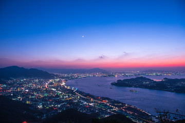 関門海峡と地方都市の夕暮れ