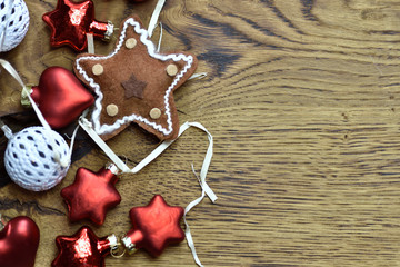 bombki  gwiazdka bożonarodzeniowa na drewnianym stole, widok z g&oacute;ry